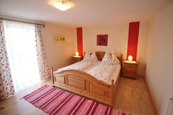 Schlafzimmer_in_der_Ferienwohnung_Hereinspaziert