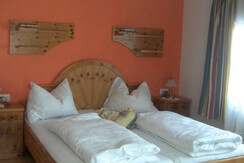 Doppelzimmer-Zirbe-Pension-Gamsjäger-im-Naturpark-