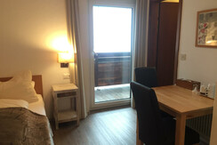 Schlafzimmer mit Balkon und Badezimmer
