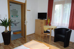 Zimmer mit Blick ins Bad