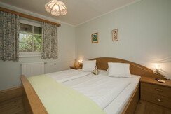 Pilgramhof-Fewo I - Schlafraum Waldseite