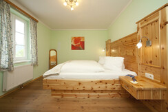 Pilgramhof-Fewo II - Zirbenzimmer Hofseite