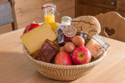 almhuetten-prenner-alm-almfruehstueckskorb-1-1024x