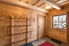 Almhuetten-Prenner Alm-Schuhraum