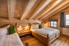 Almhuetten-Prenner Alm-Schlafzimmer-Obergeschoss_1