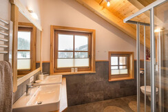 Almhuetten-Prenner Alm-Badezimmer-Obergeschoss