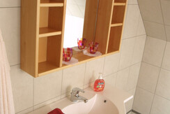 geschmackvoll eingerichtetes Badezimmer