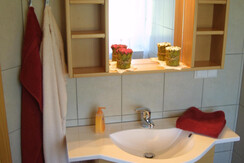 Waschtisch mit frischen Handtüchern