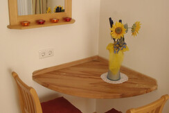 kleine Tischecke im Zimmer