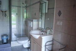 Badezimmer mit Dusche, WC und Waschbecken