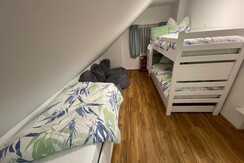 Zimmer mit Stockbett und Einzelbett