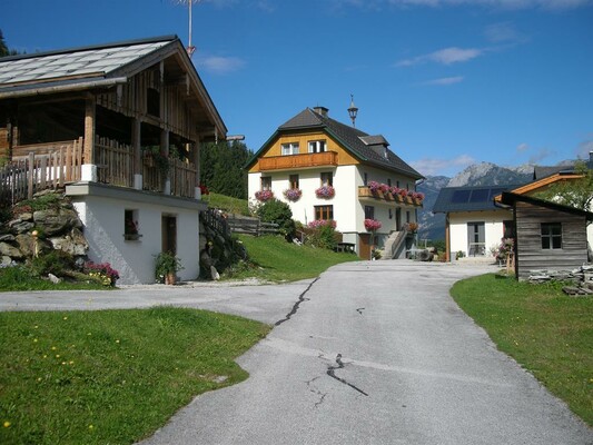 Rodlerhof mit Rodleralm im Sommer | © Rodlerhof, Fam. Wieser