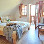 Photo of Twin room, shower, toilet, balcony | © Weingut Rothschädl