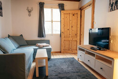 s`Manz, Grundlsee, Couch mit TV