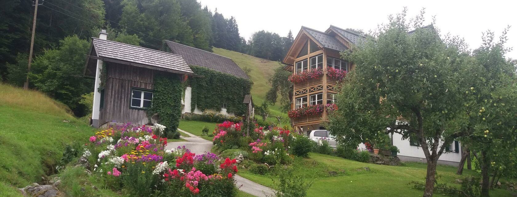 s'Rastl, Grundlsee, Haus im sommerlichen Garten