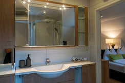 Badezimmer mit Dusche/WC