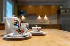 Küchentisch mit Küche im Hintergrund