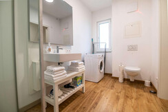 Badezimmer mit Waschmaschine im sHome Graz-Ost