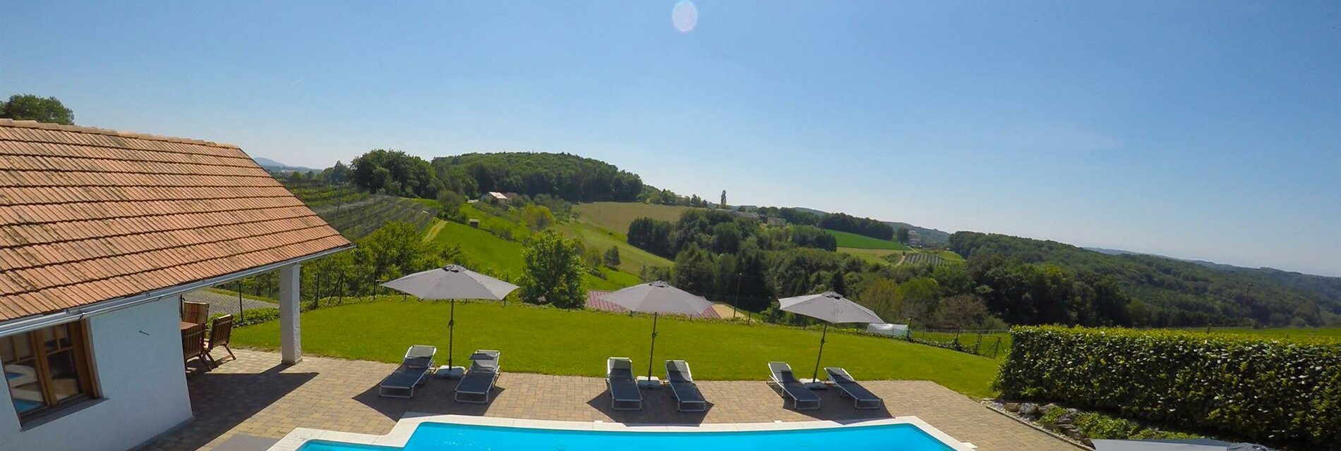 Pool am Schwalbenhof mit Ausblick übers Hügelland