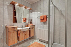 Geräumiges Badezimmer