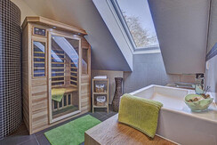 Badezimmer mit Infrarotwärmekabine