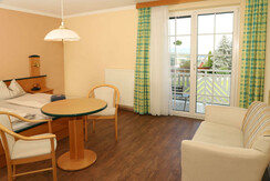 Doppelzimmer mit Balkon und Vollholzmöbel