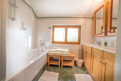 Landhotel Spreitzhofer_Familienzimmer_Badezimmer1