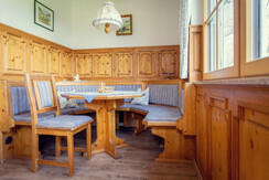 Living kitchen,eating edge