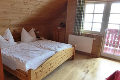 mit einem sonnigen Balkon