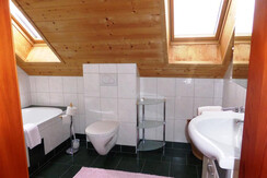 und einem geräumigen Bad