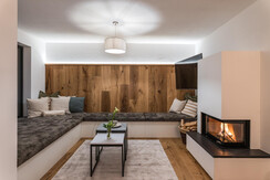 Schlafcouch mit Kuschelecke und Holzofen