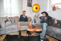 Andreas Gabalier und Mario Barth beim Chillen