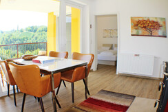 Suiten am Simmhof Esstisch