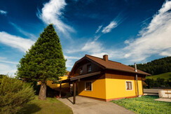 Nordansicht mit Parkplatz