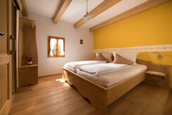 Sunkihof Lieschneggkeuschn Schlafzimmer gelb