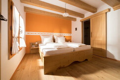 Sunkihof Lieschneggkeuschn Schlafzimmer orange