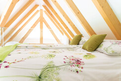 Licht durchfluteter Schlafbereich