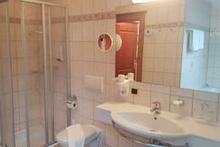 Bad mit Dusche und WC