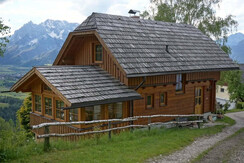 Romantisches Holzblockhaus mit Wintergarten