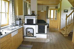 Gut ausgestattete Küche mit Kachelofen