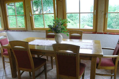 Licht durchfluteter Wintergarten mit Panoramablick