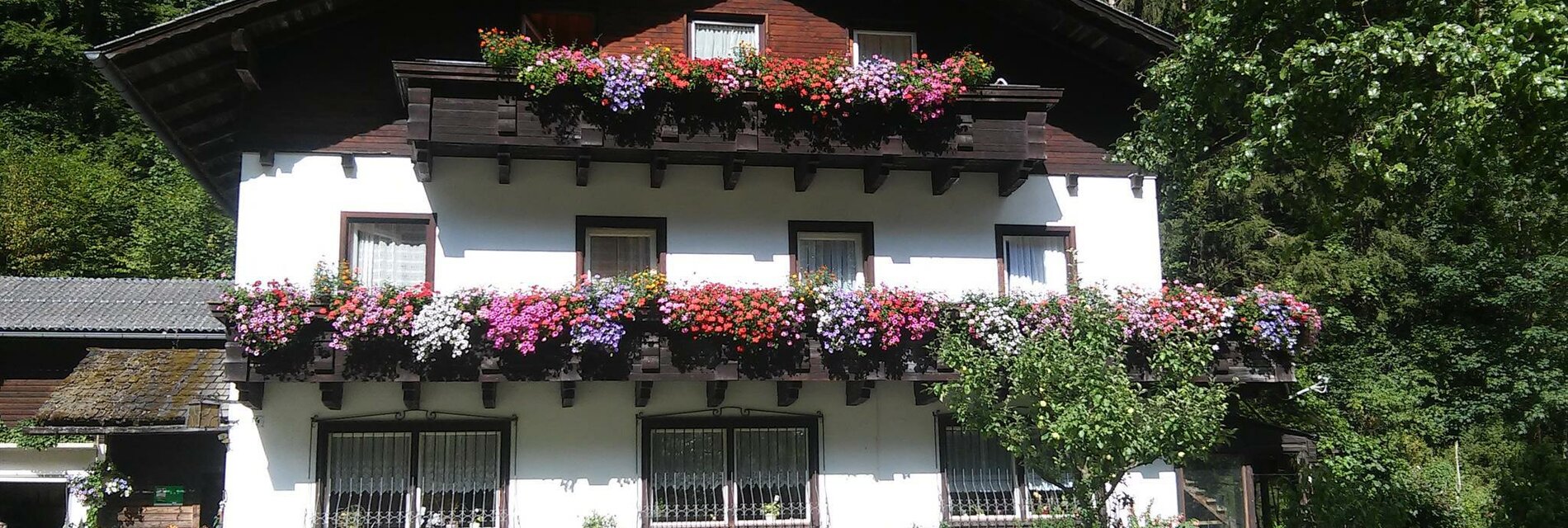 Der blumengeschmückte Bauernhof