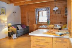 Küche mit Wohn- und Essbereich