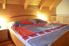 2. Doppelzimmer mit Gitterbett
