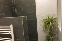 Badezimmer mit Handtuchtrockner