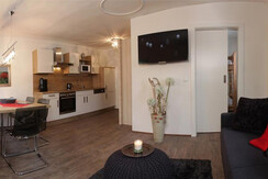 Küche und Wohnzimmer