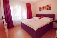 Wohnung "A" Schlafzimmer mit Boxspringbett