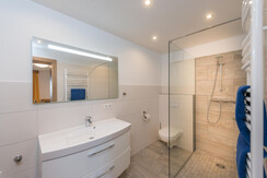 shower/toilette for big bedroom