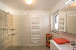shower/toilette for smaller bedroom