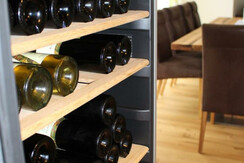 Weingartenhaus Teltscher Weinschrank